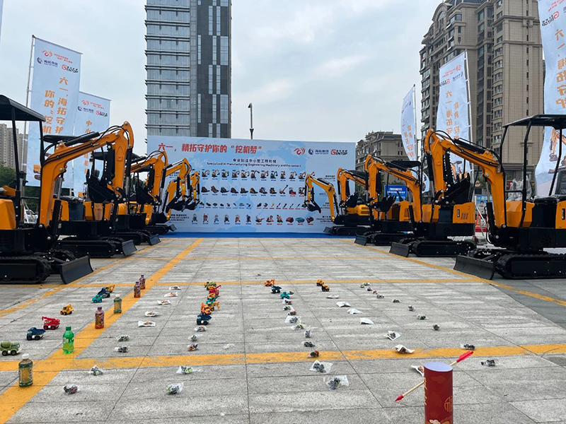 山東海拓集團創(chuàng)新融合打造“不一樣”挖機展，親子互動涂鴉藝術(shù)引爆愛琴海